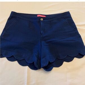 Lily Pulitzer navy blue scalloped edge shorts in size 10.